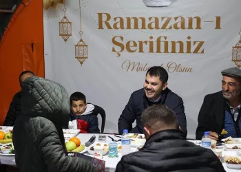Bakan Kurum, depremzedelerle orucunu açtı