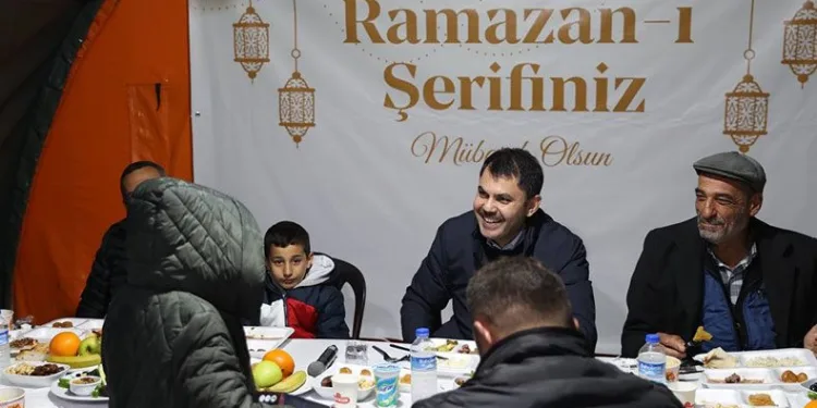 Bakan Kurum, depremzedelerle orucunu açtı