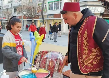 Sokak sokak gezip Osmanlı macunu satıyor