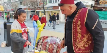 Sokak sokak gezip Osmanlı macunu satıyor