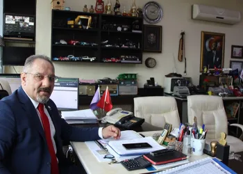 Klasik model araba ve telefon koleksiyonu