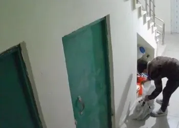 Apartmana girdi, eline ne geldiyse çaldı