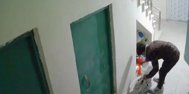 Apartmana girdi, eline ne geldiyse çaldı