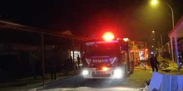 Turizm bölgesinde korkutan işyeri yangını