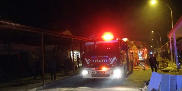 Turizm bölgesinde korkutan işyeri yangını