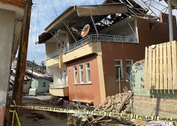 Binanın birinci katı yere gömüldü