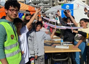 Depremzede çocuklar maket uçak yaptı