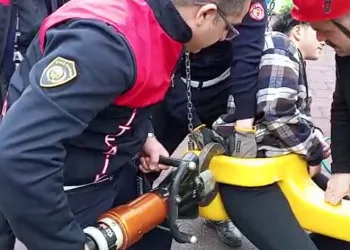 Eğlenmek için bindiği salıncak kabusu oldu