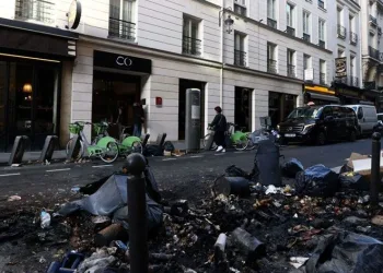 Paris’in ünlü sokakları çöplüğe döndü