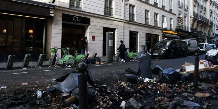 Paris’in ünlü sokakları çöplüğe döndü