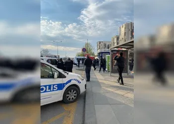Kavgayı ayırmaya çalışan polise bıçaklı saldırı