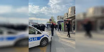 Kavgayı ayırmaya çalışan polise bıçaklı saldırı