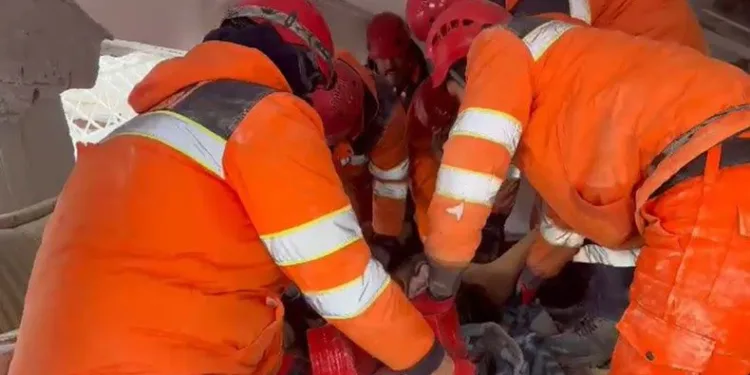‘abi beni bırakma’ dedi, 20 saatte kurtardılar