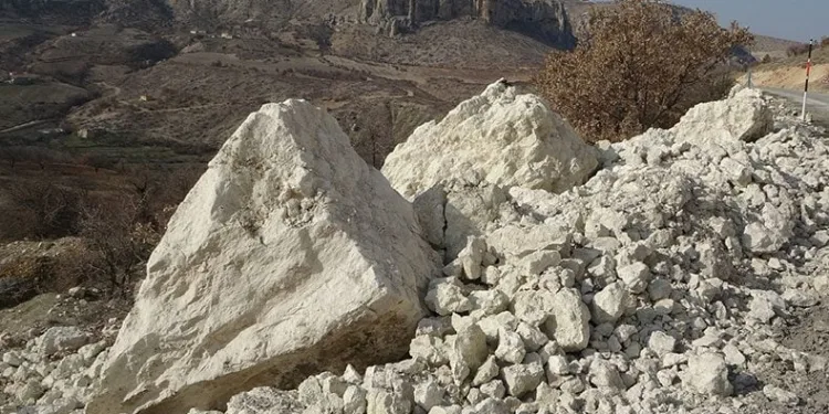 Deprem dağları yerinde oynattı