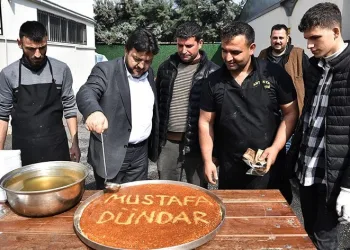 Depremzede vatandaştan künefeli teşekkür