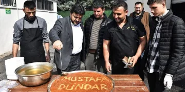 Depremzede vatandaştan künefeli teşekkür