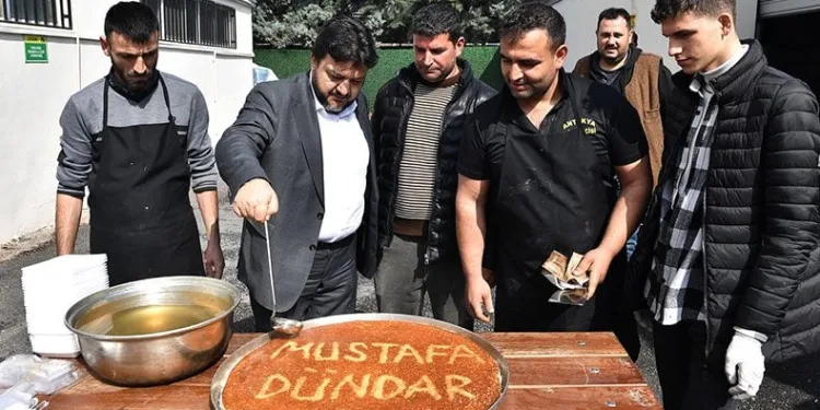 Depremzede vatandaştan künefeli teşekkür