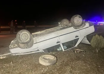 Çekiciye çarpan otomobil takla attı