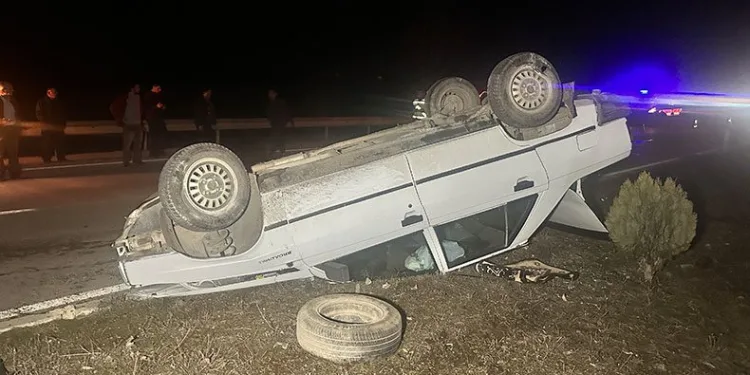 Çekiciye çarpan otomobil takla attı