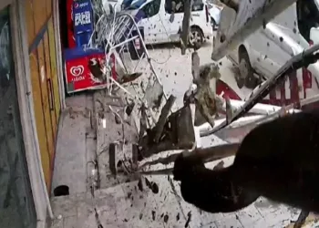 Düşen tabeladan canını son anda kurtardı