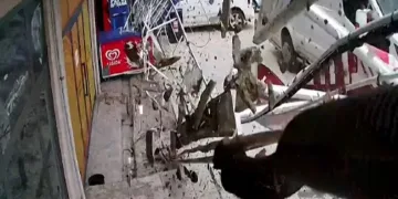 Düşen tabeladan canını son anda kurtardı