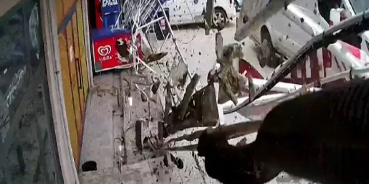 Düşen tabeladan canını son anda kurtardı