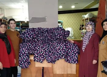 Kağızmanlı kadınlar depremzedelere pijama dikiyor