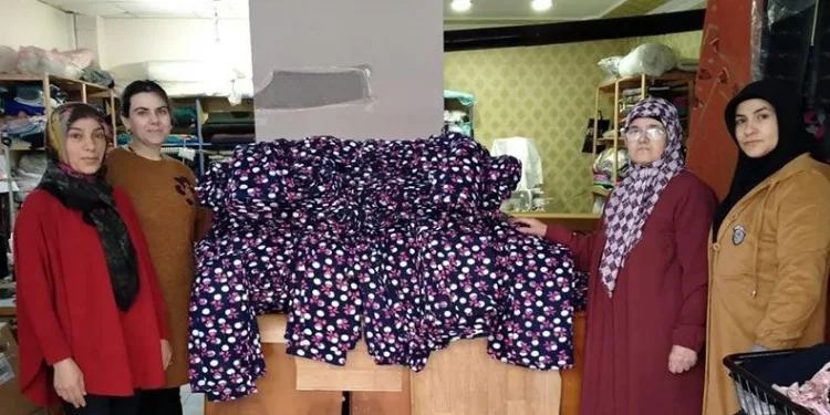 Kağızmanlı kadınlar depremzedelere pijama dikiyor