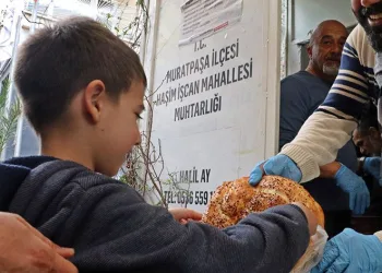 Antalya’da ‘gizli hayırlı’ pide kuyruğu