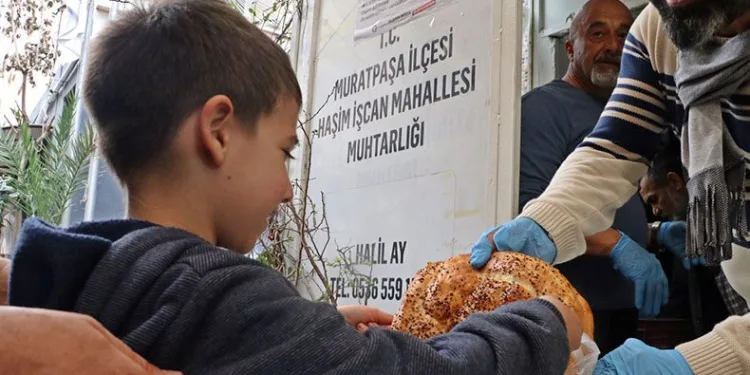 Antalya’da ‘gizli hayırlı’ pide kuyruğu