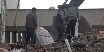 Enkaz altında ticari umut
