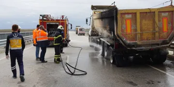 Sıcak asfalt malzemesi yüklü tırda yangın