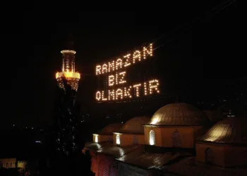 Geceyi aydınlatan Ramazan mahyası