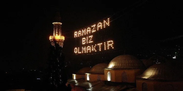 Geceyi aydınlatan Ramazan mahyası