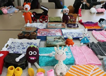 Depremzede kadınlar örgü örerek stres atıyor