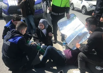 Çarptıkları adamın yanından ayrılmadılar