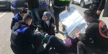Çarptıkları adamın yanından ayrılmadılar