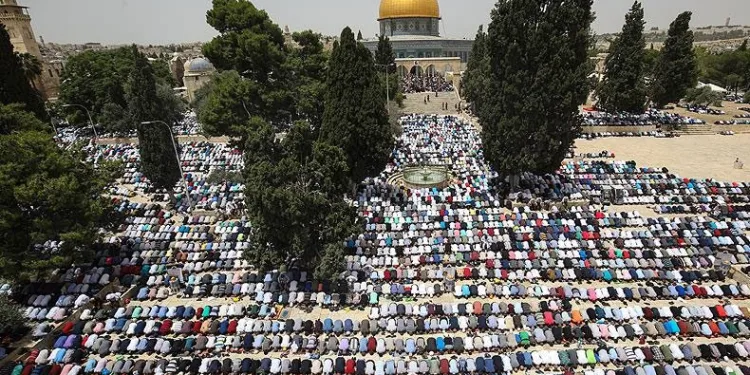 Mescid-i Aksa’da 100 bin kişi cuma namazı