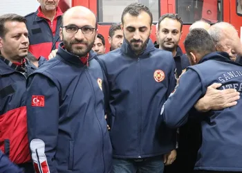 Yüzerek kurtulan itfaiye erleri yaşadıklarını anlattı