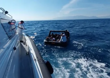 İzmir’de 18 göçmen kurtarıldı