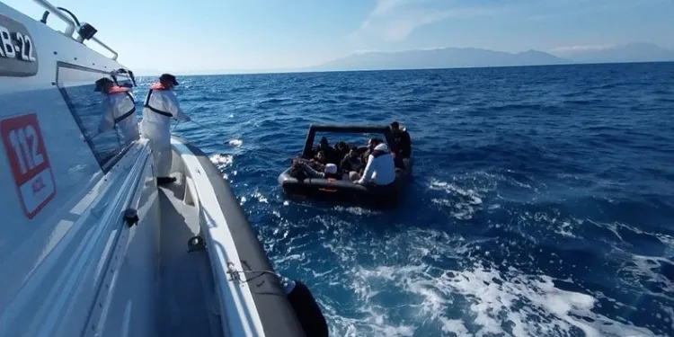 İzmir’de 18 göçmen kurtarıldı