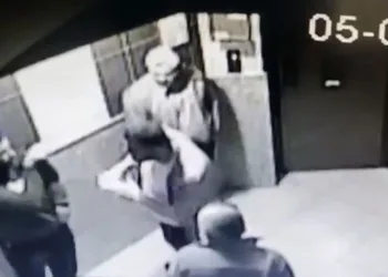 Depremzedenin 7 bin lirasını gasp ettiler