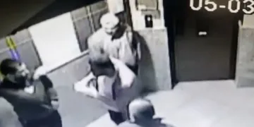 Depremzedenin 7 bin lirasını gasp ettiler