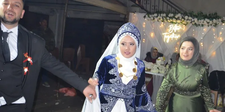 Sosyal medyada tanıştı Denizli’ye gelin geldi