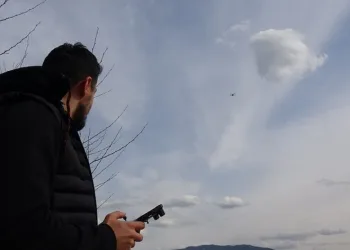 Şahin drona saldırdı
