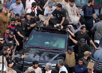 Eski Pakistan Başbakanı Khan’ın destekçileri polisle çatıştı