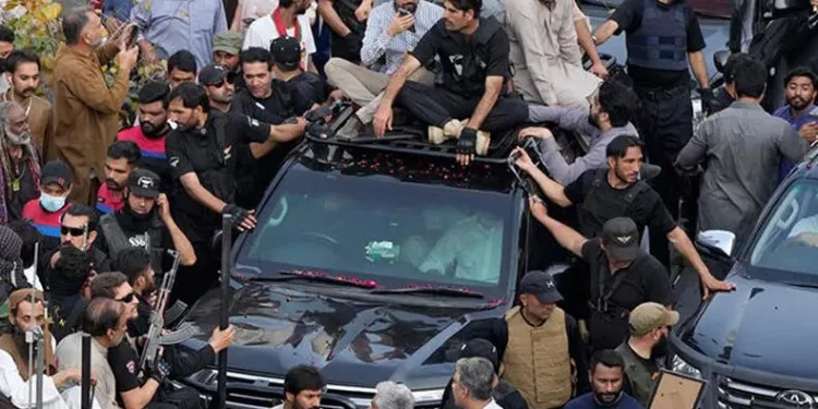 Eski Pakistan Başbakanı Khan’ın destekçileri polisle çatıştı