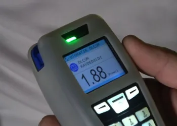 Bursa’da alkollü sürücü alkolmetreyi yutmaya çalıştı