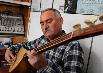 Mahalli sanatçı kendi yazdığı eseriyle duygulandırdı