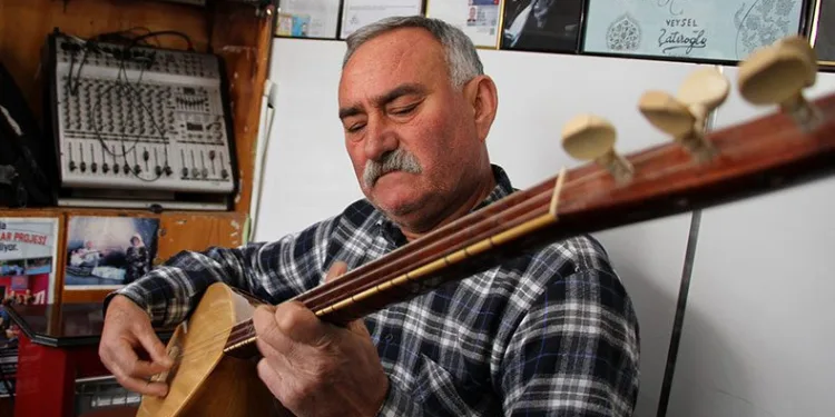 Mahalli sanatçı kendi yazdığı eseriyle duygulandırdı